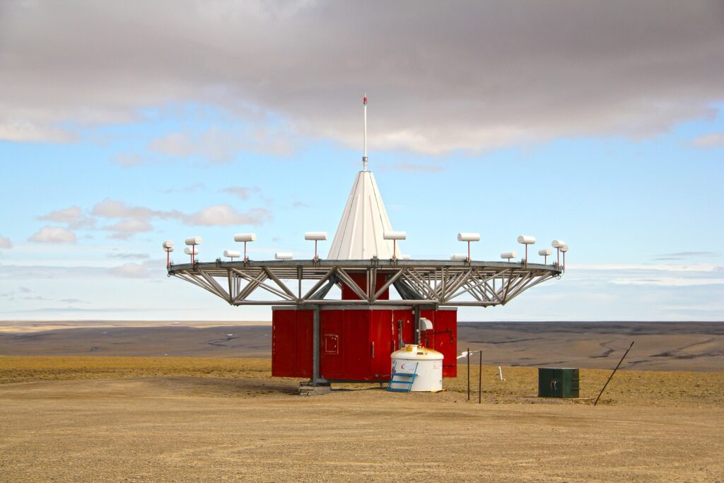 Resolute_Bay_VOR Atop Signal Hill, Resolute Bay. Photo: Timkal, CC-BY-SA 3.0.